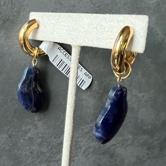 St. Moran Capri Natural Blue Sapphire Gold Huggie Earrings 225$ - Picture 7 of 7